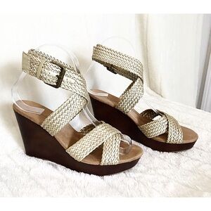 OLD NAVY Size 6 Gold Metallic Braided Wedge